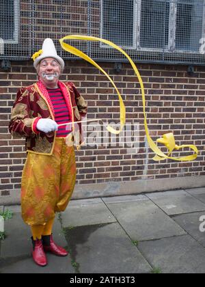Clowns Versammeln sich in Haggerston, Allerheiligenkirche, um sich an den englischen Clown Joseph Grimaldi zu erinnern, der wild als Clownkönig kennt. © Joshua Bratt. 02.02.20 Stockfoto