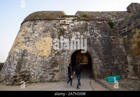 DIU, Indien - Dezember 2018: Die Außenfassade eines der Tore zum alten portugiesischen Fort auf der Insel Diu. Stockfoto