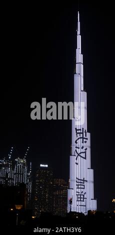 Dubai, VAE. Februar 2020. Burj Khalifa wird in der chinesischen Lesung "Wuhan, komm schon" in der Innenstadt Dubais, den Vereinigten Arabischen Emiraten (VAE), 2. Februar 2020, mit Slogans beleuchtet, um China im Kampf gegen den Roman Coronavirus aufzuheitern. Kredit: Xinhua/Alamy Live News Stockfoto