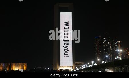 Dubai, VAE. Februar 2020. Das Gebäude der Abu Dhabi National Oil Company (ADNOC) wird in chinesischen phonetischen Alphabeten mit Slogans beleuchtet, die "Wuhan, Come On" in Abu Dhabi, den Vereinigten Arabischen Emiraten (VAE), 2. Februar 2020 bedeuten, um China im Kampf gegen den Roman Coronavirus aufzuheitern. Kredit: Xinhua/Alamy Live News Stockfoto