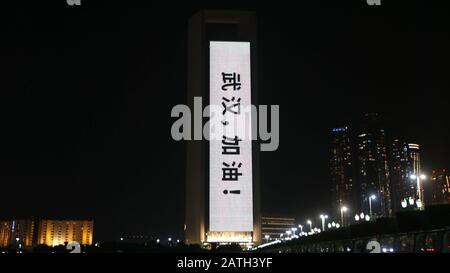 Dubai, VAE. Februar 2020. Das Gebäude der Abu Dhabi National Oil Company (ADNOC) wird mit Slogans in der chinesischen Lesung "Wuhan, Come On" in Abu Dhabi, den Vereinigten Arabischen Emiraten (VAE), 2. Februar 2020 beleuchtet, um China im Kampf gegen den Roman Coronavirus aufzuheitern. Kredit: Xinhua/Alamy Live News Stockfoto
