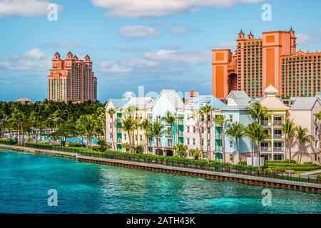 Bunte Häuser entlang der Küste am Fährterminal von Paradise Island, Nassau, Bahamas. Stockfoto