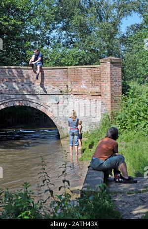 Familie neben dem Fluss waveney Geldeston norfolk england Stockfoto