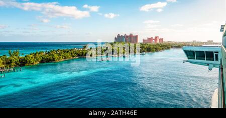 Kreuzfahrthafen von Nassau, Bahamas. Blick auf Paradise Island vom Schiff. Stockfoto