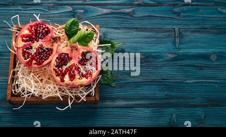 Granatapfenobst. Tropische Früchte. Auf Holzgrund. Draufsicht. Kopierbereich. Stockfoto