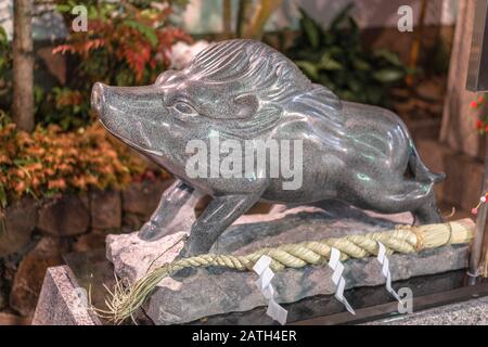 Tokio, japan - 02. januar 2020: Steinstatue des Tierkreisboars, auf dem die buddhistische Gottheit Marici steht und die Kraft und vic symbolisiert Stockfoto