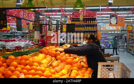 Peking, 30. Januar. Februar 2020. Ein Mitarbeiter organisiert Obst in einem Supermarkt im Qingshanhu District in Nanchang, der ostchinesischen Provinz Jiangxi, 30. Januar 2020. UM MIT XINHUA SCHLAGZEILEN VOM FEBRUAR ZU GEHEN. 3, 2020. Kredit: Hu Chenhuan/Xinhua/Alamy Live News Stockfoto