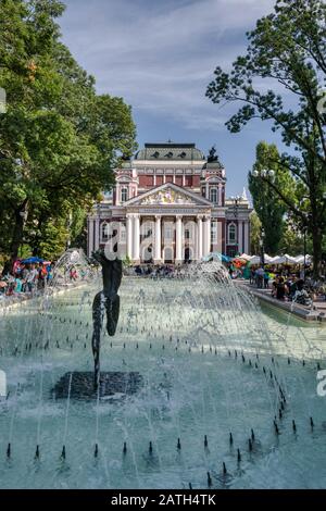 Brunnen im Stadtgarten von Sofia, Nationaltheater Iwan Vazov, 1907 im neoklassizistischen Stil, in Sofia, Bulgarien Stockfoto