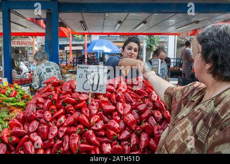 Stapel von Pfeffer auf Stand auf Zhenski Pazar (Ladies Market), Stefan Stambolov Boulevard in Sofia, Bulgarien Stockfoto