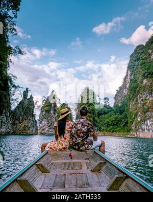 Khao Sok Thailand, ein Paar im Urlaub in Thailand, Männer und Frauen im Langschwänzboot im Khao Sok Nationalpark Thailand Stockfoto