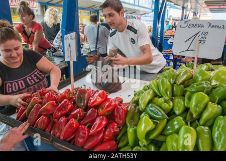 Stapel von Pfeffer auf Stand auf Zhenski Pazar (Ladies Market), Stefan Stambolov Boulevard in Sofia, Bulgarien Stockfoto