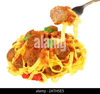 Schweinebällchen und Tagliatelle Nudelmahlzeit isoliert auf weißem Hintergrund Stockfoto