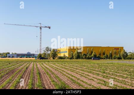 Stadtkreis Germering, Landkreis Fürstenfeldbruck, Oberbayern, Deutschland: Brief-, Paket- und Vertriebszentrum DHL mit Verkehr Stockfoto