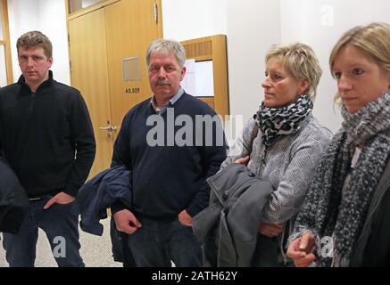 Aachen, Deutschland. Februar 2020. Lambert Giesen (2. Von links), Bauer, steht mit seinem Sohn Markus (links), seiner Frau Petra (2. Von rechts) und seiner Tochter Anja vor Prozessbeginn im Justizzentrum. Drei Aachener Bauern klagen wegen der Tierseuche Rinderherpes gegen einen offiziellen Befehl, rund 680 Stück Rind zu töten. Die StädteRegion Aachen vermutet nach Gerichtsangaben einen Ausbruch der Tierseuche auf zwei Höfen. Auf dem dritten Bauernhof wurden Rinderherpes nachgewiesen. Credit: Dpa Picture Alliance / Alamy Live News Stockfoto