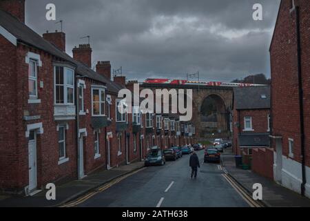 London North Eastern Railway LNER Intercity 225 MK 4 DVT führt einen Zug über den Durham Viadukt gesehen entlang einer Reihe von Reihenhäusern Stockfoto