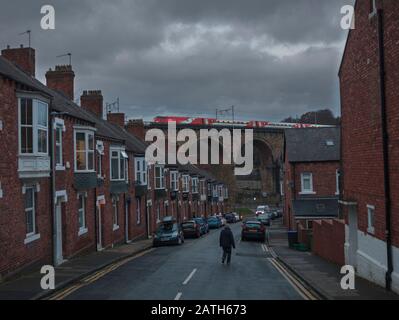 London North Eastern Railway LNER Intercity 225 MK 4 DVT führt einen Zug über den Durham Viadukt gesehen entlang einer Reihe von Reihenhäusern Stockfoto