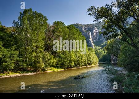 Fluss Iskar in der Iskar-Schlucht, Balkangebirge (Stara Planina), im Kloster Cherepish, Bulgarien Stockfoto