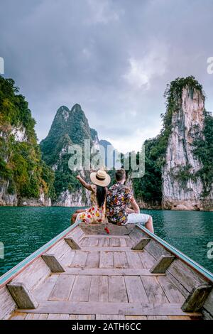 Khao Sok Thailand, ein Paar im Urlaub in Thailand, Männer und Frauen im Langschwänzboot im Khao Sok Nationalpark Thailand Stockfoto