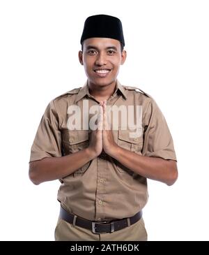 Muslimische pns grüßen mit traditioneller Handgeste und lächeln an die Kamera Stockfoto