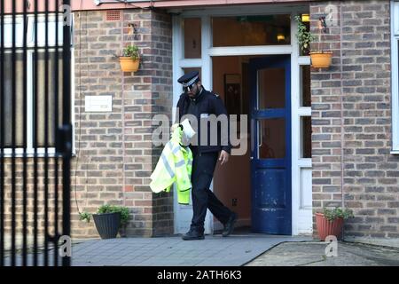 Die erneute Übertragung EINER ÄNDERUNG DER BYLINE-Polizeiaktivität außerhalb eines Grundstücks an der Leigham Court Road, Streatham, nach dem Terroranschlag in der Streatham High Road, South London durch Sudesh Amman, 20, der von der bewaffneten Polizei nach einem terroristischen Vorfall erschossen wurde. Stockfoto