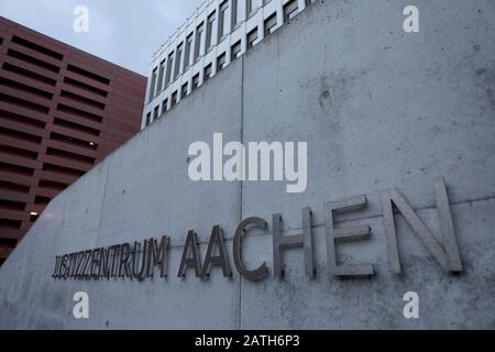 Aachen, Deutschland. Februar 2020. Das Justizzentrum Aachen. Drei Aachener Bauern klagen wegen der Tierseuche Rinderherpes gegen einen offiziellen Befehl, rund 680 Stück Rind zu töten. Credit: Dpa Picture Alliance / Alamy Live News Stockfoto