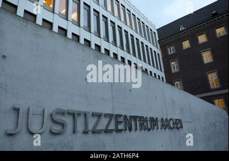 Aachen, Deutschland. Februar 2020. Das Justizzentrum Aachen. Drei Aachener Bauern klagen wegen der Tierseuche Rinderherpes gegen einen offiziellen Befehl, rund 680 Stück Rind zu töten. Credit: Dpa Picture Alliance / Alamy Live News Stockfoto