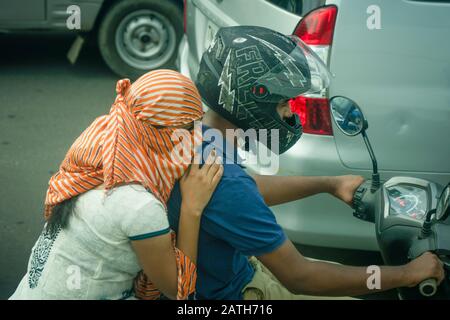 Blick auf Fahrer von Motorrädern und Kleinkrafträdern in Mahabalipuram. Aus einer Reihe von Reisefotos in Südindien. Fotodatum: Montag, 6. Januar 2020. Foto: Stockfoto