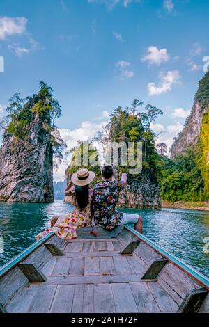 Khao Sok Thailand, ein Paar im Urlaub in Thailand, Männer und Frauen im Langschwänzboot im Khao Sok Nationalpark Thailand Stockfoto