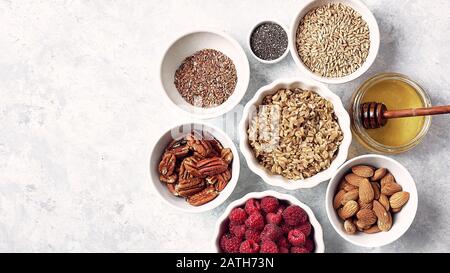 gesundes Frühstück mit Joghurt und Müsli Stockfoto