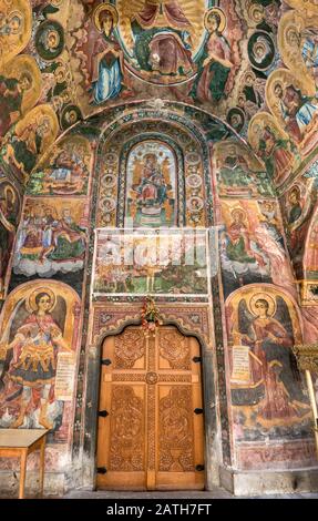 Fresken im Stil der Heiligen Mutter Gottes Kirche im Kloster Troyan (Troyanski) in der Nähe von Oreshak, Bulgarien Stockfoto