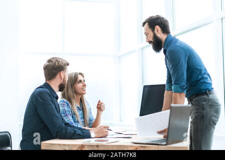 Client durch das Stellen von Fragen an die Mitarbeiter der Bank. Stockfoto