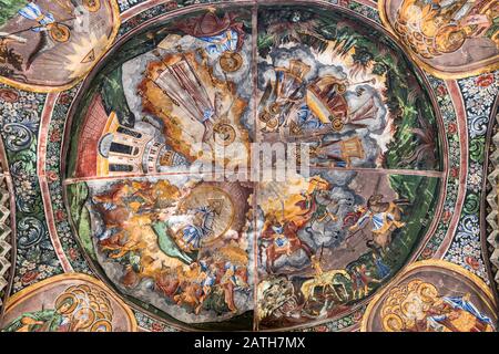 Fresken im Stil der Heiligen Mutter Gottes Kirche im Kloster Troyan (Troyanski) in der Nähe von Oreshak, Bulgarien Stockfoto