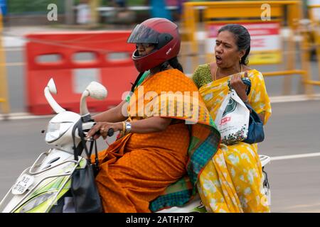 Blick auf Fahrer von Motorrädern und Mopeds in Mamallapuram. Aus einer Reihe von Reisefotos in Südindien. Fotodatum: Montag, 6. Januar 2020. Foto: Stockfoto