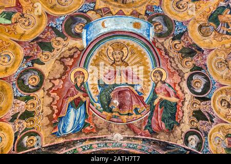 Fresken im Stil der Heiligen Mutter Gottes Kirche im Kloster Troyan (Troyanski) in der Nähe von Oreshak, Bulgarien Stockfoto