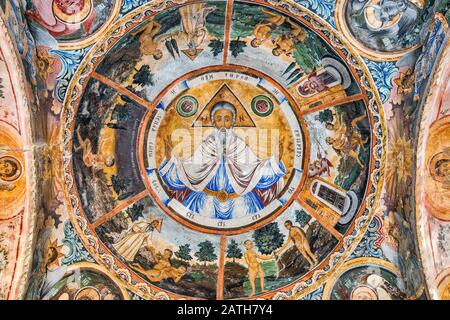 Fresken im Stil der Heiligen Mutter Gottes Kirche im Kloster Troyan (Troyanski) in der Nähe von Oreshak, Bulgarien Stockfoto