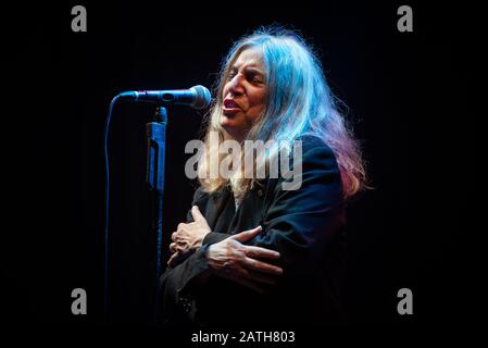 Flowers FESTIVAL, TORINO, ITALIEN - 06.07.27: Die amerikanische Sängerin Patricia Lee Smith, besser bekannt als Patti Smith, die live für ihre "Horses"-Tour auftrat, auf dem Flowers Festival in Collegno Stockfoto