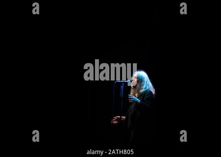 Flowers FESTIVAL, TORINO, ITALIEN - 06.07.27: Die amerikanische Sängerin Patricia Lee Smith, besser bekannt als Patti Smith, die live für ihre "Horses"-Tour auftrat, auf dem Flowers Festival in Collegno Stockfoto