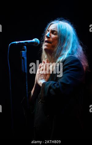 Flowers FESTIVAL, TORINO, ITALIEN - 06.07.27: Die amerikanische Sängerin Patricia Lee Smith, besser bekannt als Patti Smith, die live für ihre "Horses"-Tour auftrat, auf dem Flowers Festival in Collegno Stockfoto
