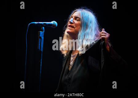 Flowers FESTIVAL, TORINO, ITALIEN - 06.07.27: Die amerikanische Sängerin Patricia Lee Smith, besser bekannt als Patti Smith, die live für ihre "Horses"-Tour auftrat, auf dem Flowers Festival in Collegno Stockfoto