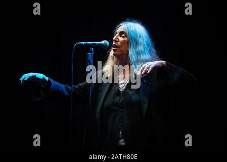 Flowers FESTIVAL, TORINO, ITALIEN - 06.07.27: Die amerikanische Sängerin Patricia Lee Smith, besser bekannt als Patti Smith, die live für ihre "Horses"-Tour auftrat, auf dem Flowers Festival in Collegno Stockfoto