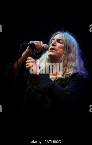 Flowers FESTIVAL, TORINO, ITALIEN - 06.07.27: Die amerikanische Sängerin Patricia Lee Smith, besser bekannt als Patti Smith, die live für ihre "Horses"-Tour auftrat, auf dem Flowers Festival in Collegno Stockfoto