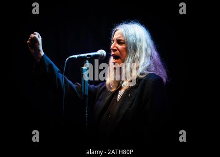 Flowers FESTIVAL, TORINO, ITALIEN - 06.07.27: Die amerikanische Sängerin Patricia Lee Smith, besser bekannt als Patti Smith, die live für ihre "Horses"-Tour auftrat, auf dem Flowers Festival in Collegno Stockfoto
