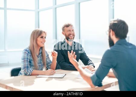 Manager schüttelt während des Interviews die Hände mit dem Bewerber Stockfoto