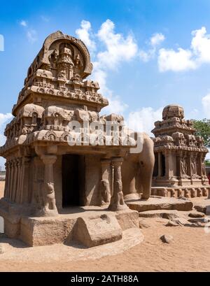 Der fünfhundert Rathas-Tempel aus dem achten Jahrhundert, der zum UNESCO-Weltkulturerbe in Mahabalipuram bei Chenai gehört. Aus einer Reihe von Reisefotos in Südindien. Foto Stockfoto