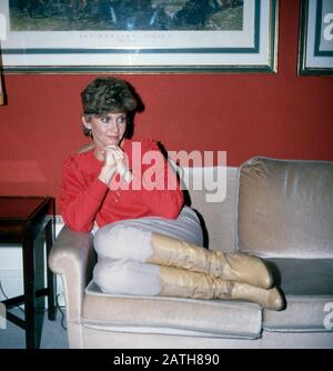 Die britisch-australische Sängerin Olivia Newton-John posiert für ein Foto in ihrem Wohnzimmer, Deutschland 1980. Die britisch-australische Sängerin Olivia Newton-John wird auf einem Foto dargestellt, Deutschland 1980. Stockfoto