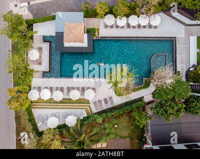 Swimmingpool mit Dronblick, Pool mit Blick auf die Dronenregion, Paar im Swimmingpool während des Urlaubs in Thailand Stockfoto