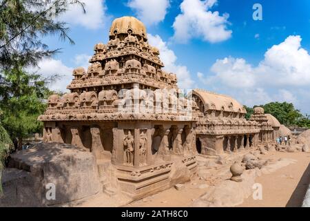 Der fünfhundert Rathas-Tempel aus dem achten Jahrhundert, der zum UNESCO-Weltkulturerbe in Mahabalipuram bei Chenai gehört. Aus einer Reihe von Reisefotos in Südindien. Foto Stockfoto