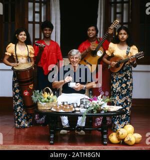 Der deutsche Schauspielleiter Siegfried Rauch mit einer örtlichen Band, Sri Lanka 1986. Der deutsche Schauspieler Siegfried Rauch mit einer lokalen Band, Sri Lanka 1986. Stockfoto