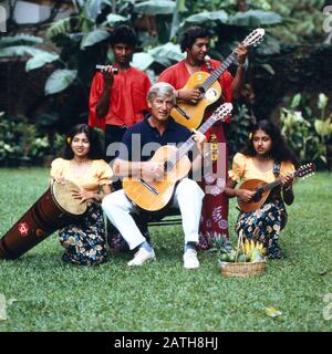 Der deutsche Schauspielleiter Siegfried Rauch mit einer örtlichen Band, Sri Lanka 1986. Der deutsche Schauspieler Siegfried Rauch mit einer lokalen Band, Sri Lanka 1986. Stockfoto