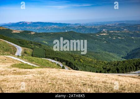 Blick vom Trojan Pass, Trojan Mountains (Troyanska Planina), Central Balkan National Park, Balkan Mountains (Stara Planina), in der Nähe von Troyan, Bulgarien Stockfoto